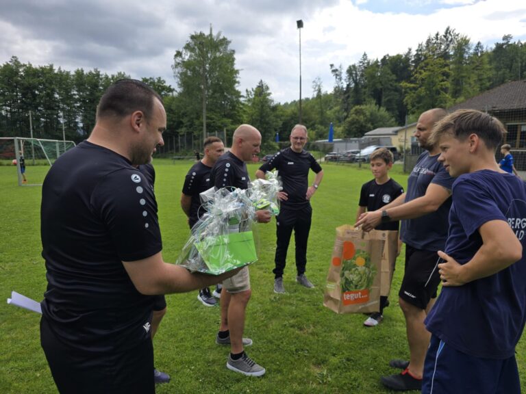 2025.07.26 JFG Sommerfest - Geschenkeübergabe Trainer