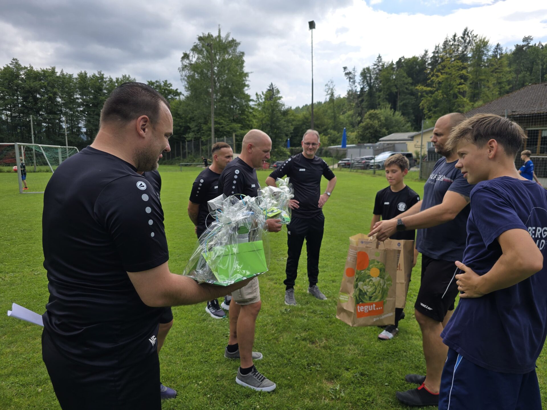 2025.07.26 JFG Sommerfest - Geschenkeübergabe Trainer