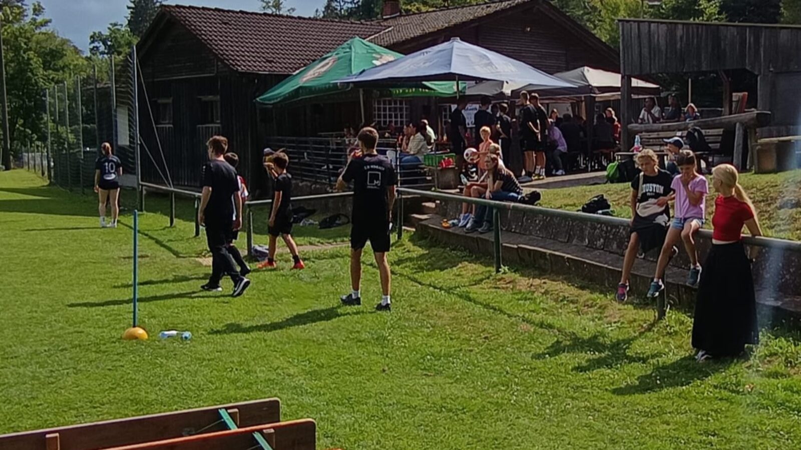 2025.07.26 JFG Sommerfest - gefüllte Bänke