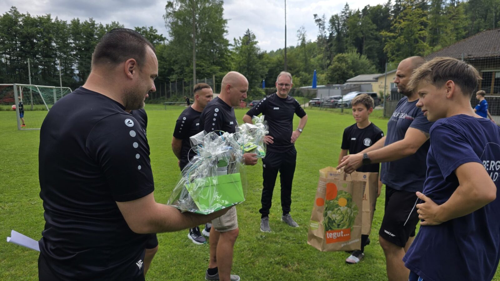 2025.07.26 JFG Sommerfest - Geschenkeübergabe Trainer